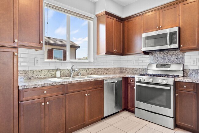 Building Photo - 2 Bedroom Townhome in the Lakepointe Community!