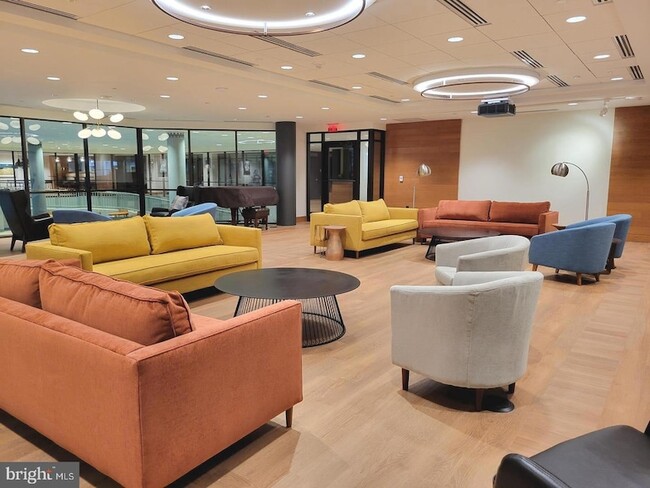 Building Photo - 5901 Mt Eagle Dr