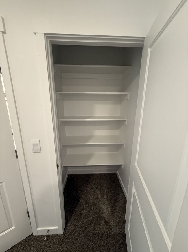 Building Photo - Charming Townhome in Provo, UT  $500 gift card if rented before Valentines day