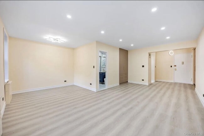 Primary Photo - 100-25 Queens Blvd