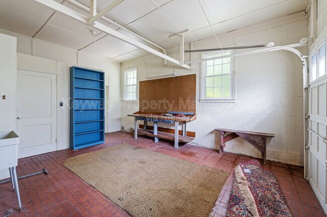 Building Photo - 1529 Dibble Rd S W