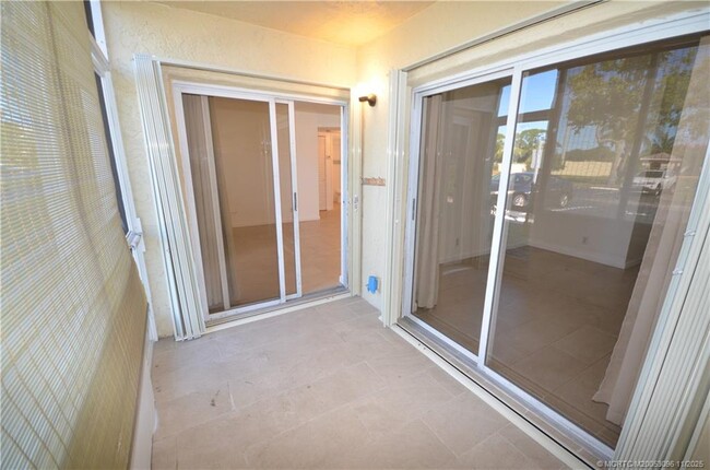 Building Photo - 1566 SE Royal Green Cir