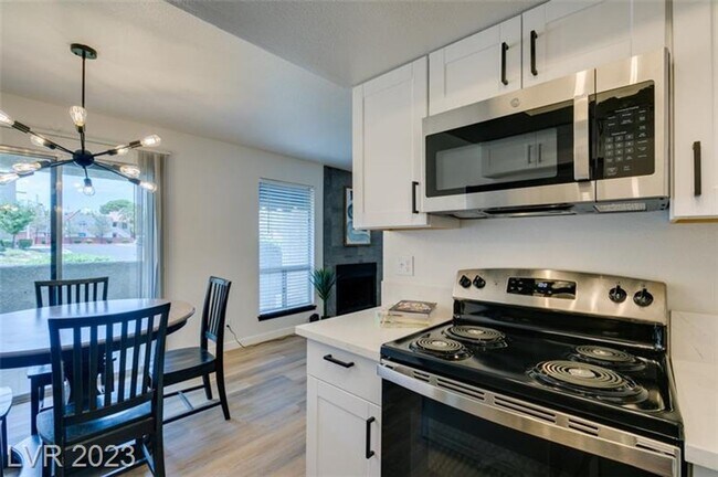 Building Photo - Gorgeous, fully-renovated and furnished co...