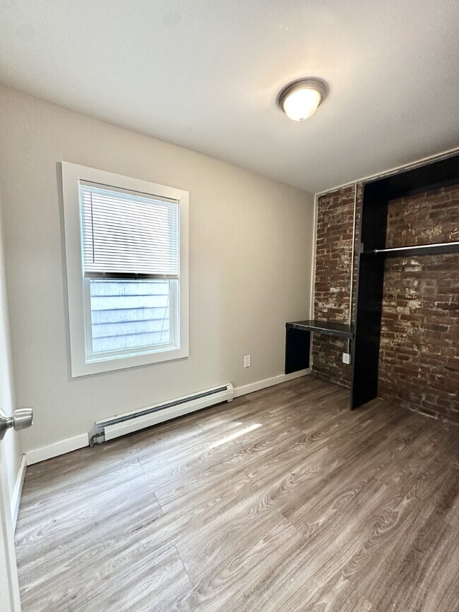 Building Photo - Updated 3 Bedroom with Heat and Hot Water ...