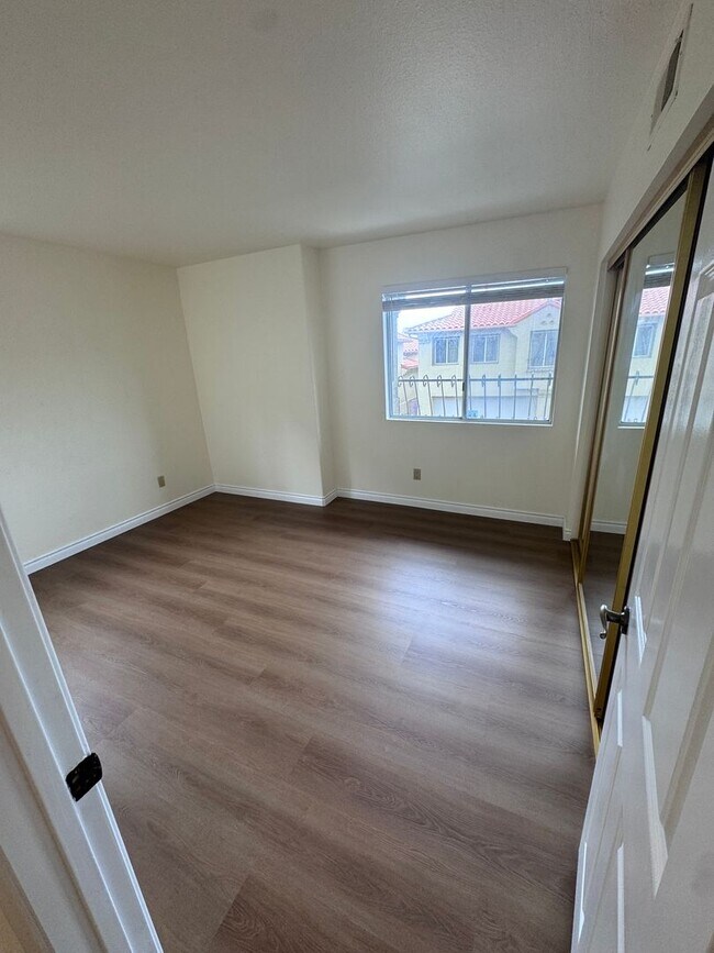 Building Photo - Spacious La Jolla Home in Gated Community