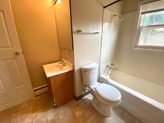 Building Photo - 4 Bed 2 Bath Home!