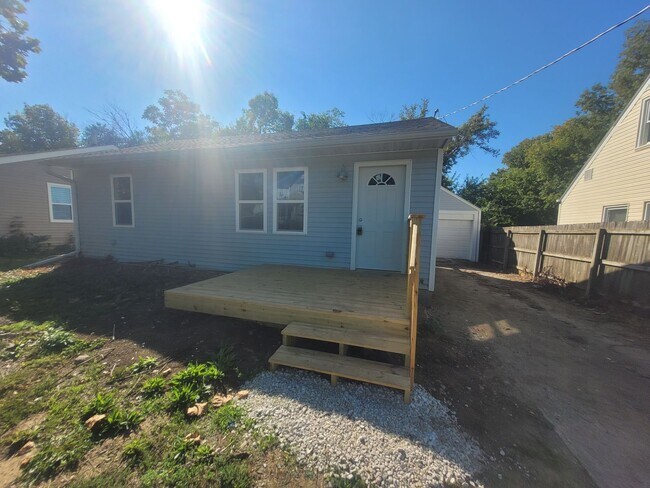 Building Photo - Recently Renovated 2 Bedroom, 1 Bathroom Home with Garage