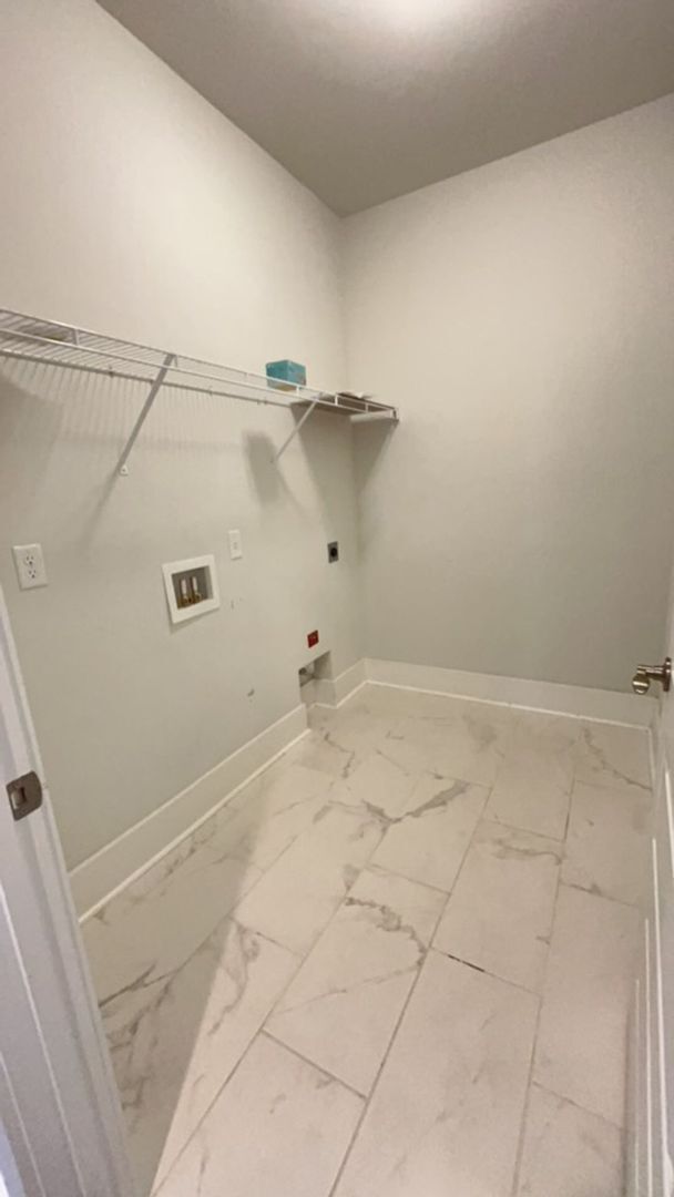 Building Photo - 4 bedroom, 3.5 bath