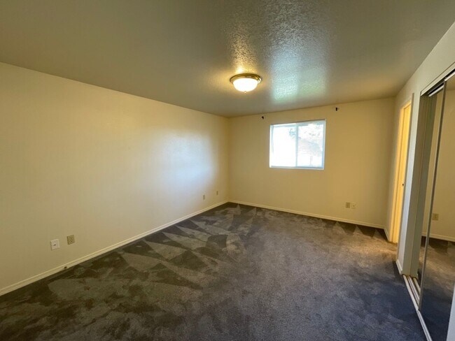 Building Photo - 3 Bedroom / 2 Bathroom Home in SW Redmond - PENDING APPLICATION