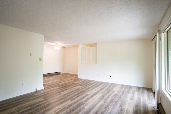 Building Photo - $500 OFF! Spacious Top Flr 2Bdr Flat, W/D ...