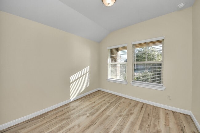 Building Photo - 24654 Greenwood Bay Dr