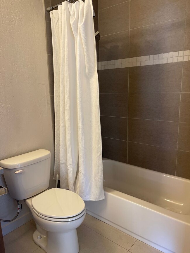 Building Photo - Beautiful 2bd/2bth Located at Meadowbrook ...