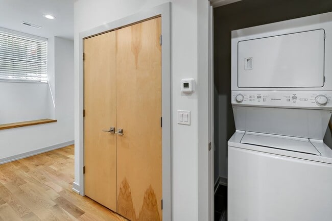 Building Photo - 323 E 44th St
