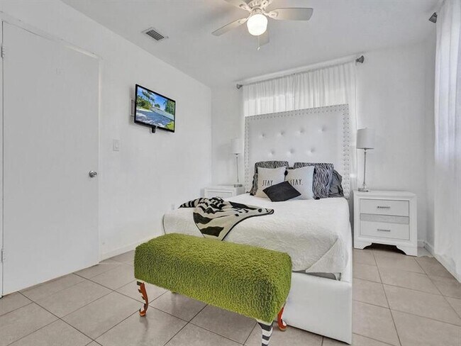 Building Photo - 4422 Sea Grape Dr