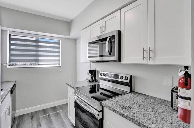 Building Photo - 10006 E Bay Harbor Dr