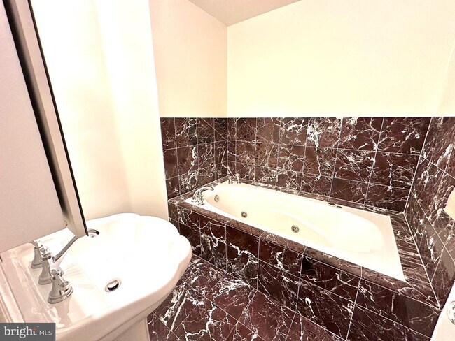 Building Photo - 5 Charen Ct