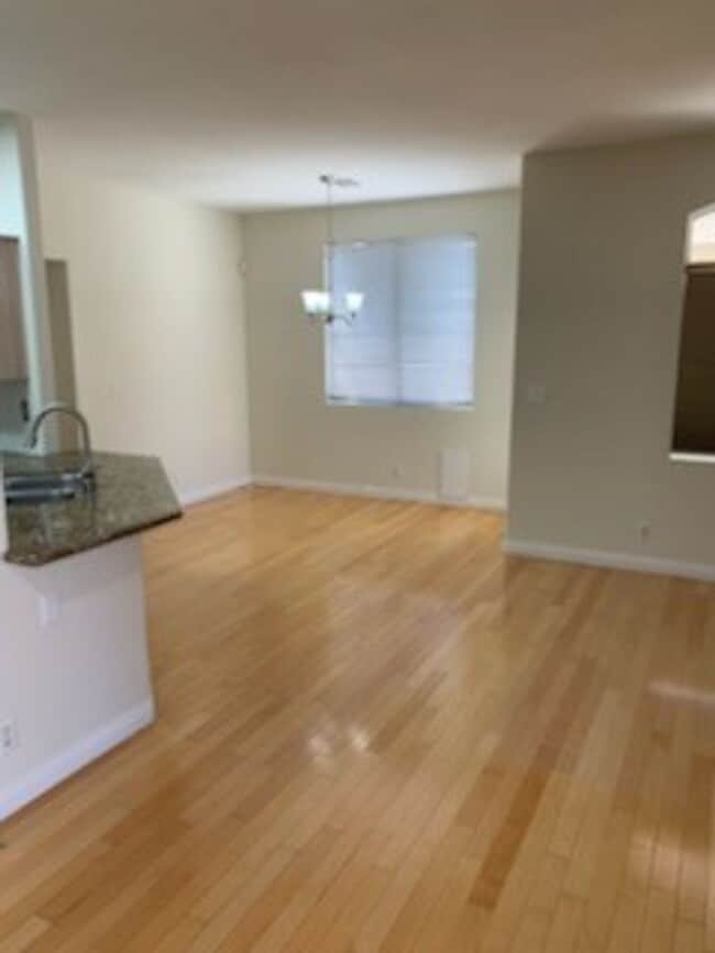 Building Photo - Amazing 2 bedroom Home- NW