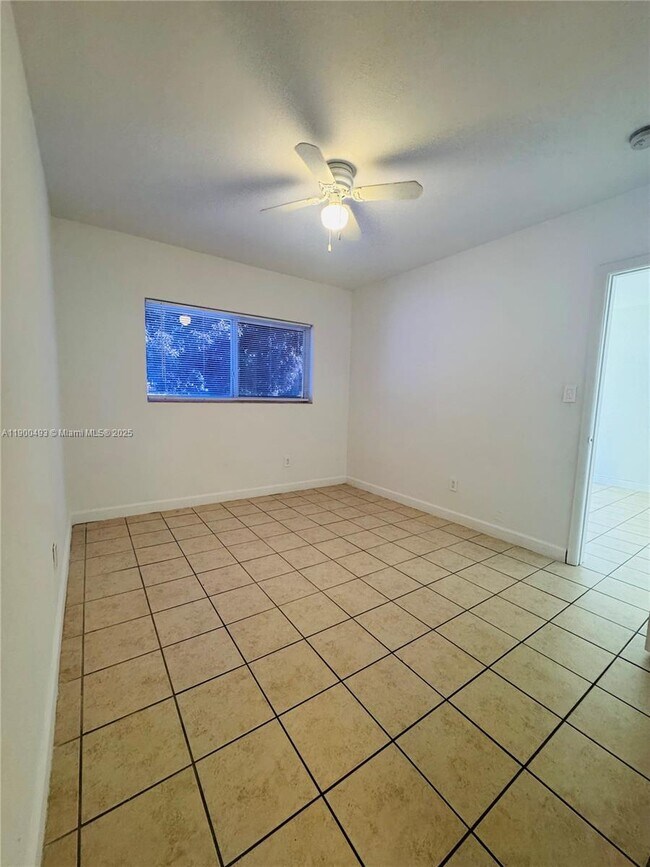 Building Photo - 1267 NE 127th St