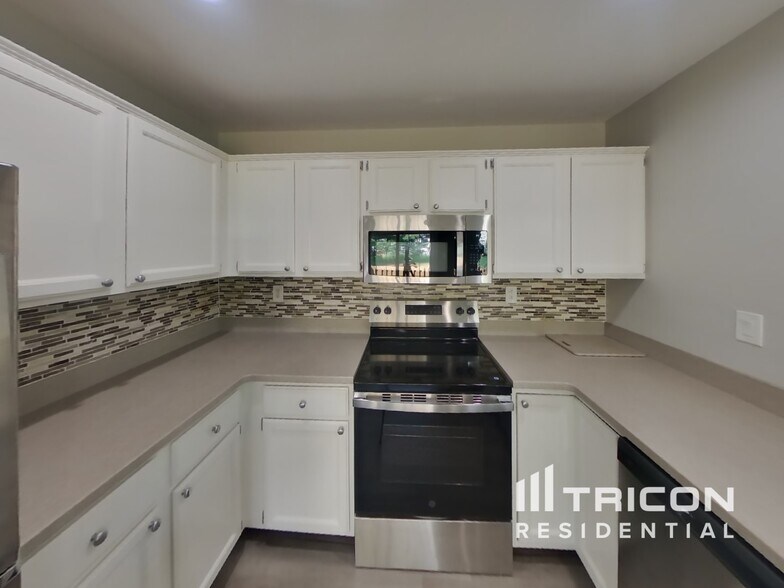 Building Photo - 5200 Plantation Ct