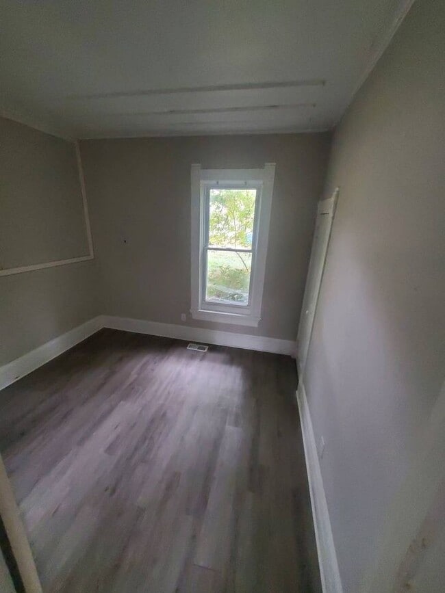 Building Photo - Charming 4-Bedroom Property in Prime Location