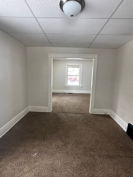 Building Photo - 872 E Crosier St