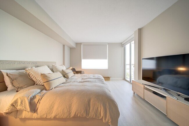 Building Photo - 1900 Sunset Harbour Dr