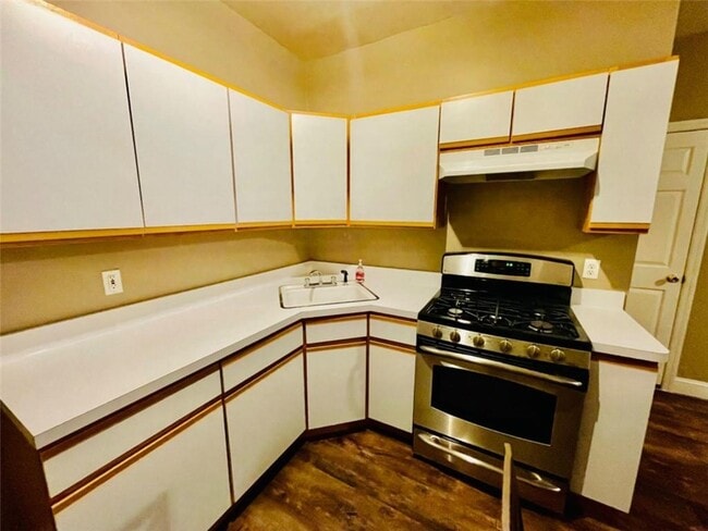 Building Photo - 207 Swinnerton St