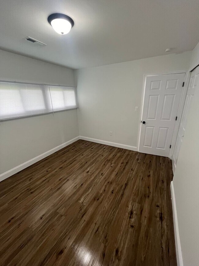 Building Photo - 23 Mimosa Ln