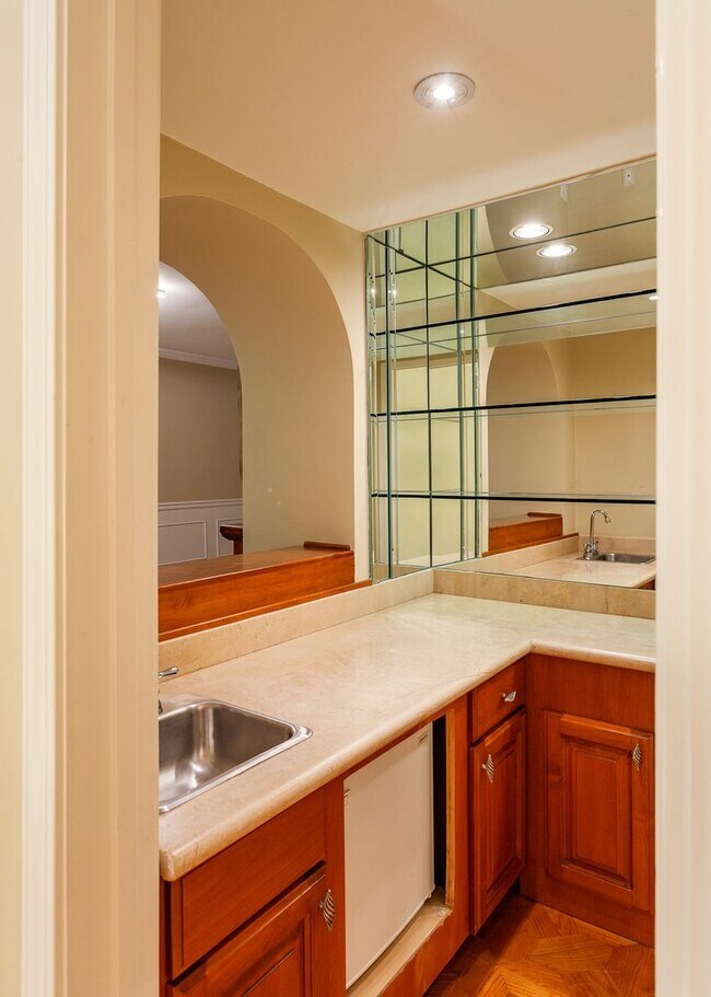 Building Photo - Stunning 2 Bed | 2 Bath Luxury Condo with ...