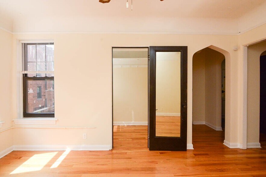 Building Photo - 4211 N Wolcott Ave