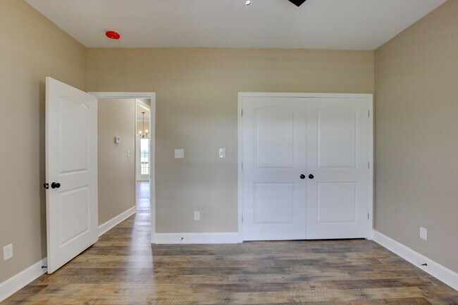 Building Photo - 135 Riverbend Dr