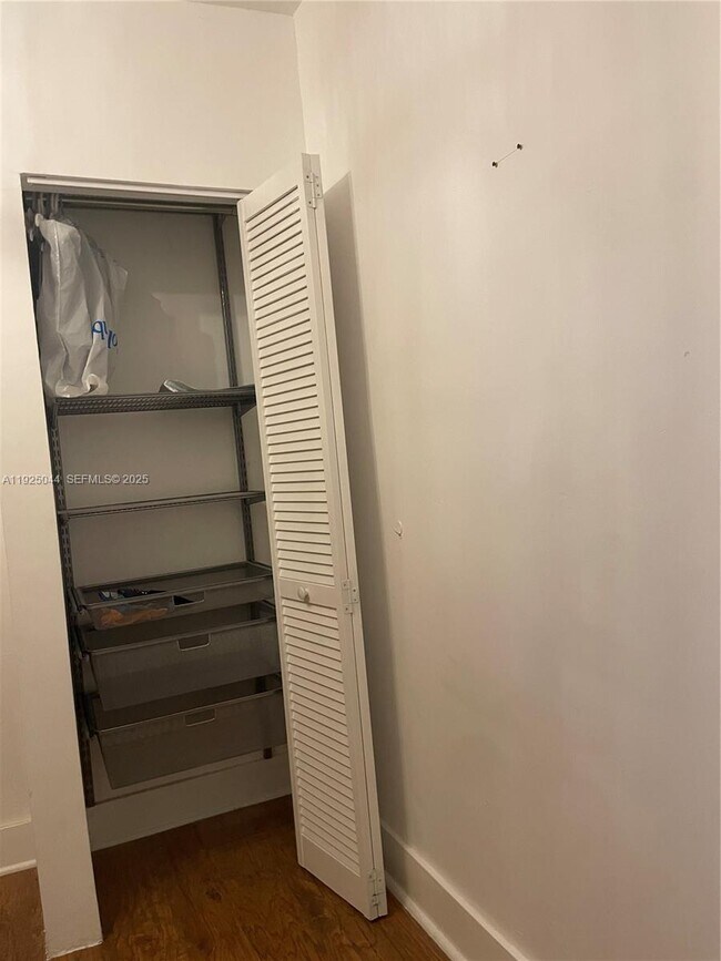 Building Photo - 705 E 9th Ct