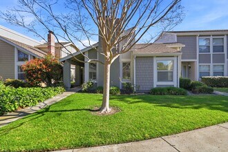 Building Photo - Updated Townhome in Lake Santa Clara HOA