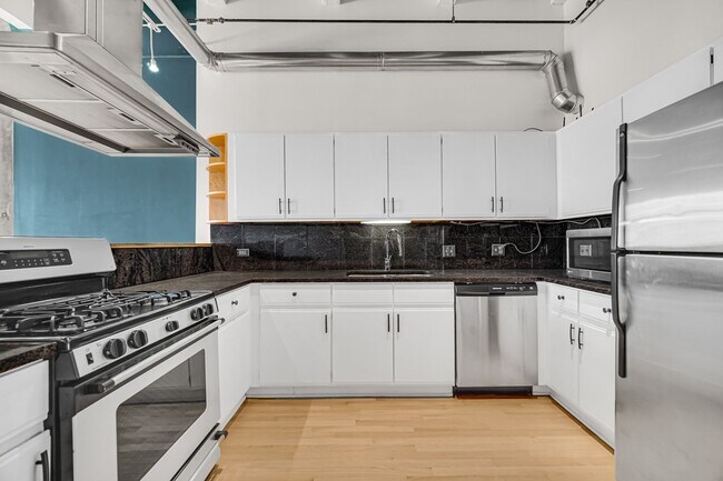 Building Photo - Fulton Market 2 Bed/2 Bath Timber Loft! Brand New Hardwood Floors! Rooftop Deck!