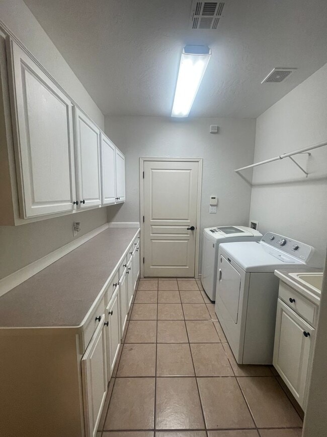 Building Photo - Gorgeous 4 bedroom/3 bathroom home located...