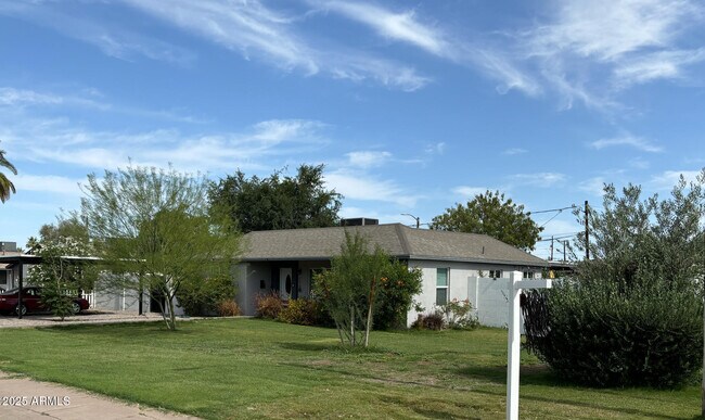 Building Photo - 1702 W Glenrosa Ave