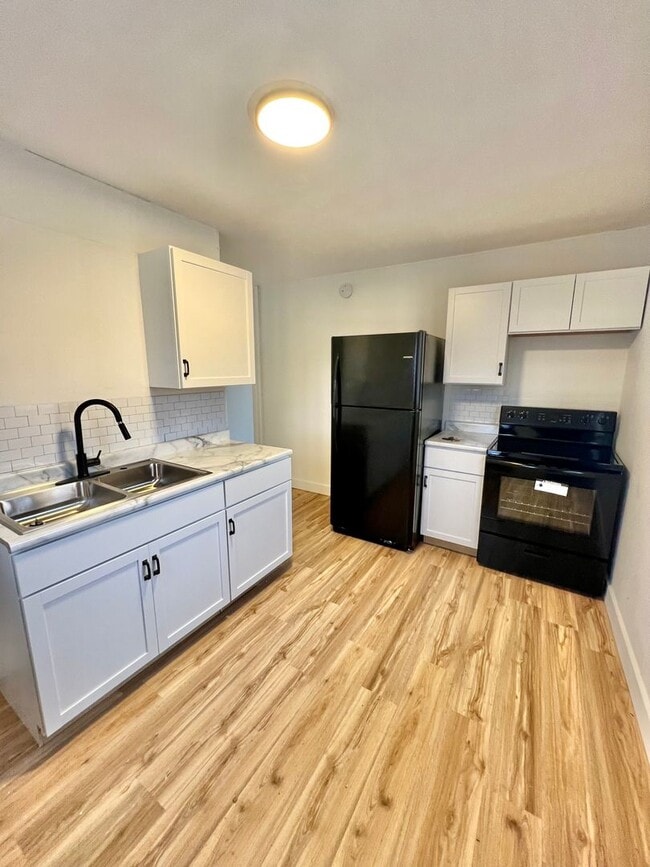 Building Photo - New Listing! 3 bedroom House!
