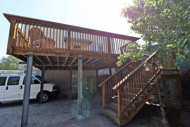 Building Photo - 4BR/2.5BA Urban Charm Meets Creative Energ...