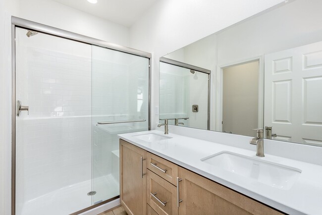 Building Photo - Beautiful 4Br/3.5Ba Townhome - Brand New C...