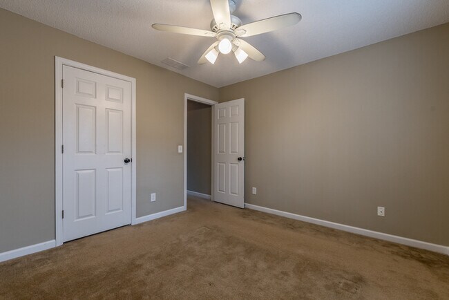 Building Photo - 3 BD 2 BA  Fenced Ranch with Bonus Room