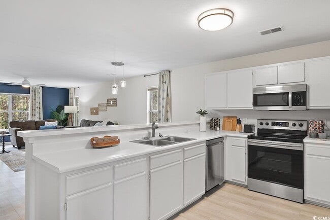 Building Photo - 1204 River Oaks Dr