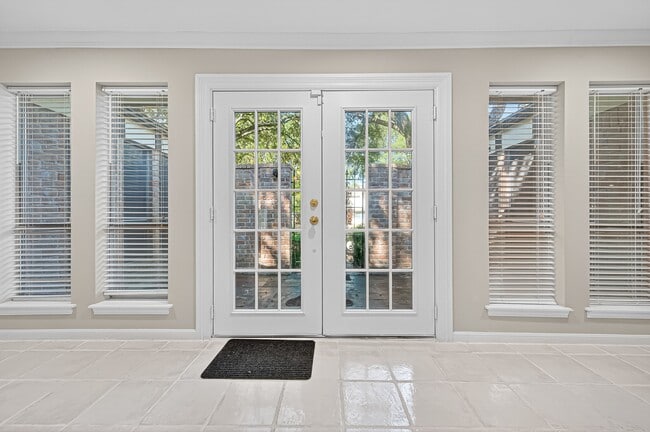 Building Photo - 13903 Chevy Chase Dr