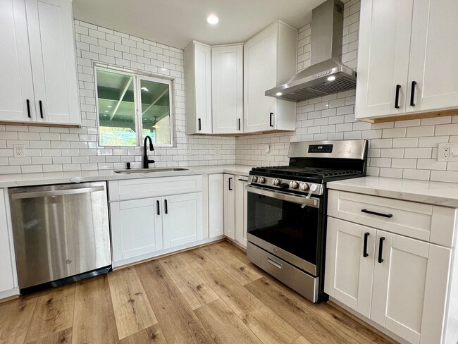 Building Photo - Beautiful, Modern, Upgraded 3 Bedroom 3 Ba...
