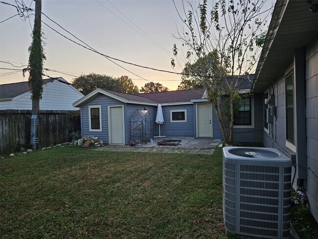 Building Photo - 6446 Brookside Dr