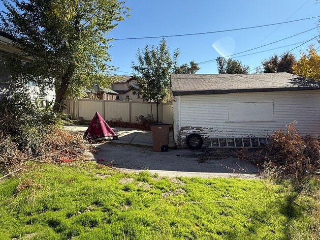 Building Photo - Beautiful 6 Bed, 3 Bath House; W/D Include...