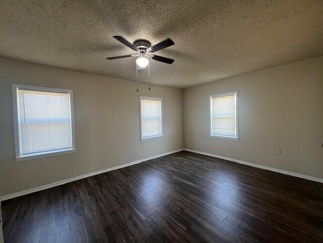 Building Photo - 305 E Stegall Dr