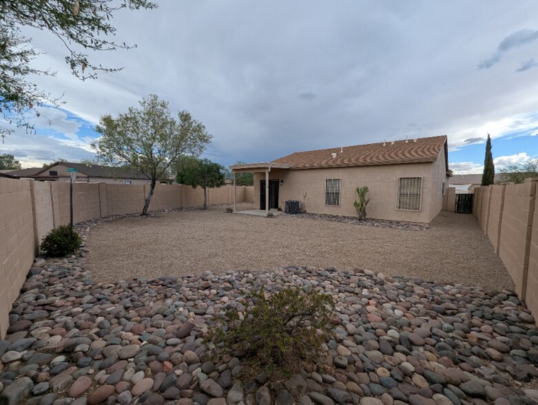 Building Photo - 5389 S Royal Richmond Dr