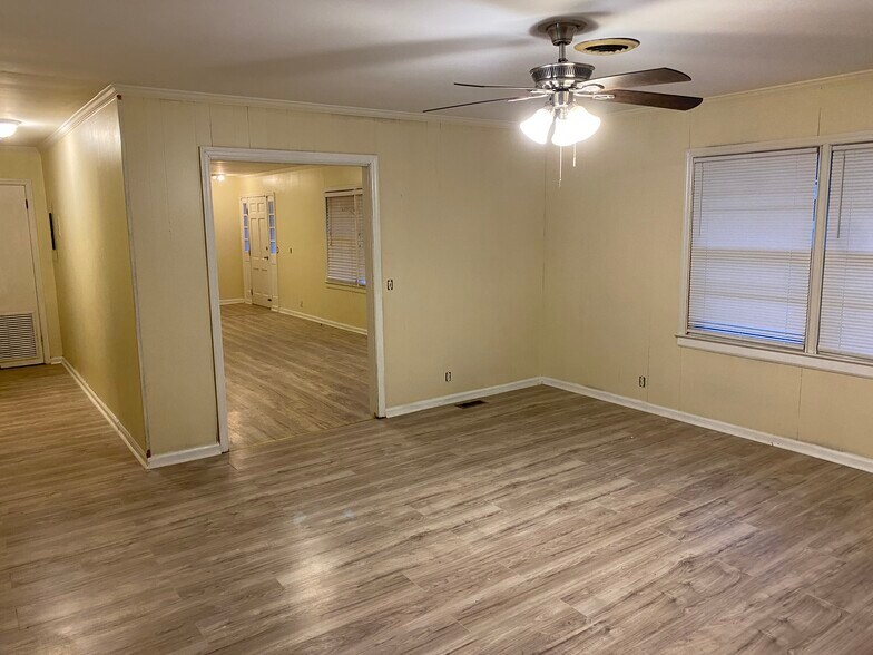 Building Photo - 374 E Monroe Ave