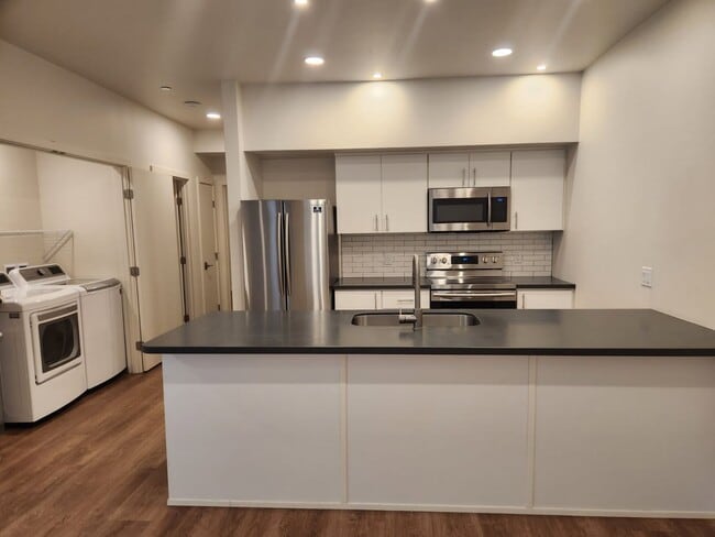 Building Photo - Golf View 2 Bedroom, 2 Bath Flat