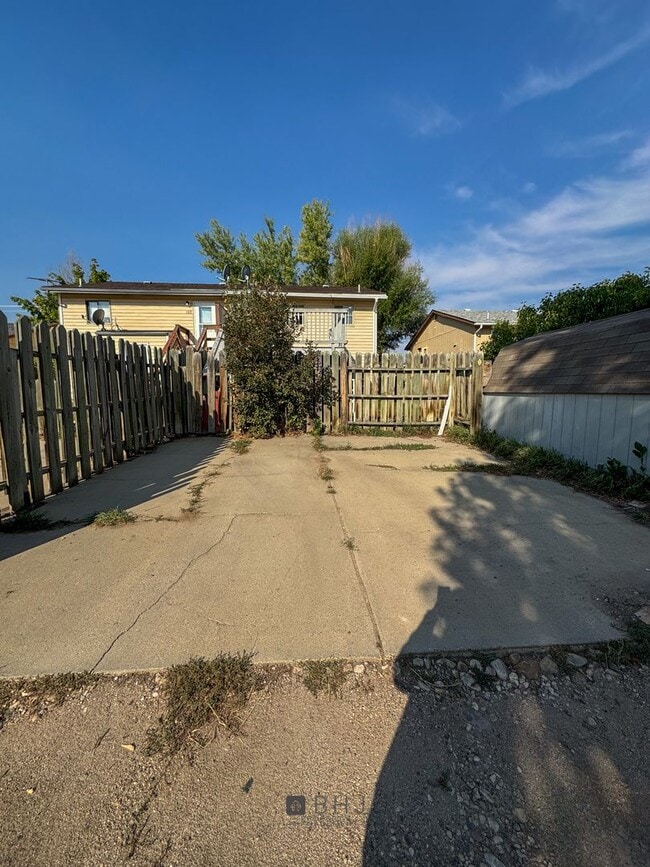 Building Photo - 3 Bedroom/ 1.5 Bath Townhouse for rent!